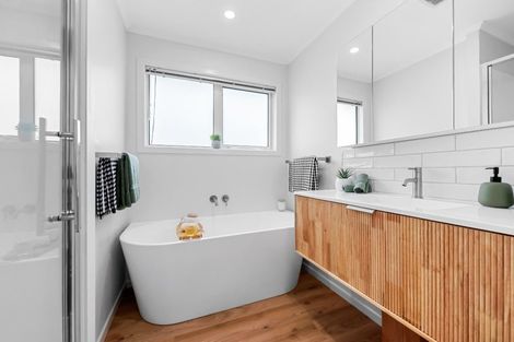 Photo of property in 52d Whites Line West, Woburn, Lower Hutt, 5010