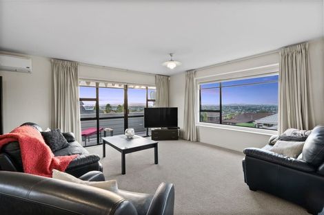 Photo of property in 2/12 Santa Monica Place, Goodwood Heights, Auckland, 2105