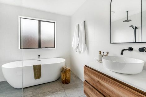 Photo of property in 3 Glucina Avenue, West Harbour, Auckland, 0618