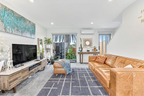 Photo of property in 2/24 Kelwyn Road, Kelston, Auckland, 0602