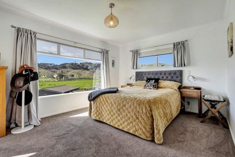 Photo of property in 18 Karaka Road, Kawakawa Bay, Papakura, 2585