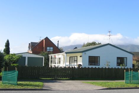 Photo of property in 15 Reeves Street, Waikanae Beach, Waikanae, 5036