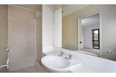 Photo of property in 2/7 Ribbonwood Crescent, Goodwood Heights, Auckland, 2105