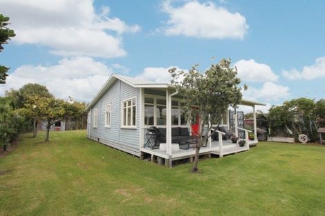 Photo of property in 14 Shortt Street, Foxton Beach, Foxton, 4815