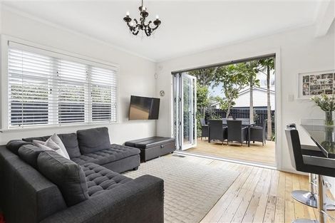 Photo of property in 15 Alberta Street, Point Chevalier, Auckland, 1022