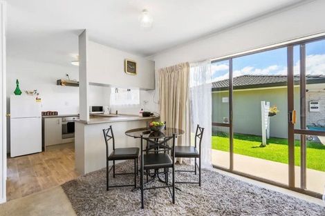 Photo of property in 2/12 Wellington Street, Papakura, 2110