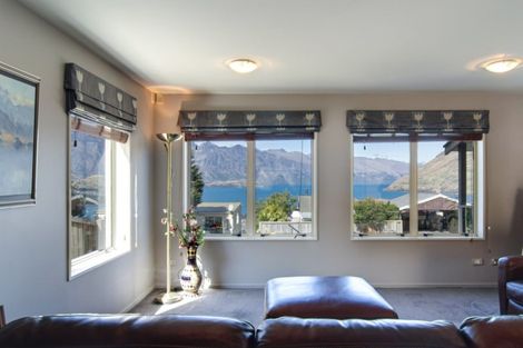 Photo of property in 28 Wynyard Crescent, Fernhill, Queenstown, 9300