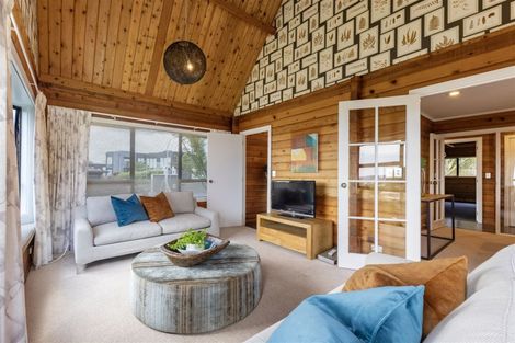 Photo of property in 20 Bernleigh Terrace, West Harbour, Auckland, 0618