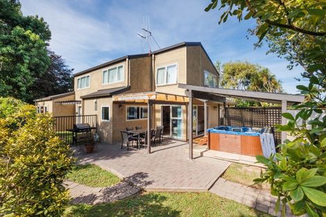 Photo of property in 12 Truscott Grove, Awapuni, Palmerston North, 4412