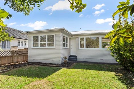 Photo of property in 77 Dale Crescent, Pakuranga, Auckland, 2010
