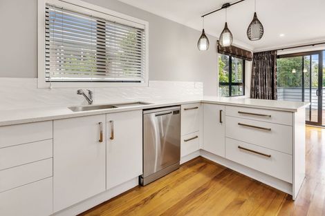 Photo of property in 2/16 Hillcrest Avenue, Hillcrest, Auckland, 0627