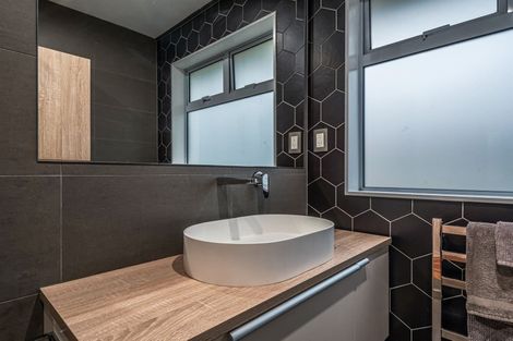 Photo of property in 4/37 Onewa Road, Northcote, Auckland, 0627