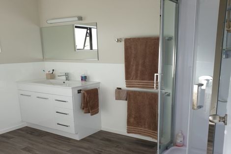 Photo of property in 16 Sandspit Road, Waiuku, 2123