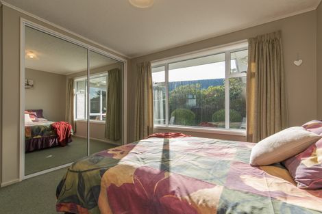 Photo of property in 6 Shirldale Place, Avonhead, Christchurch, 8042