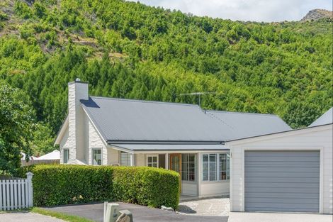 Photo of property in 12 Fletcher Way, Arrowtown, 9302