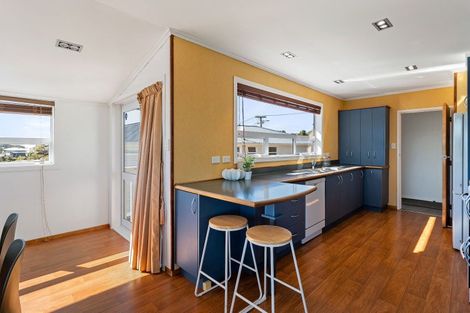 Photo of property in 32 Brooker Grove, Newlands, Wellington, 6037