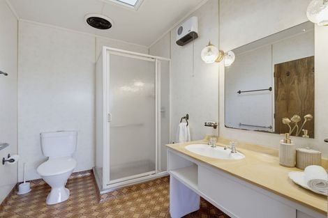 Photo of property in 8 Manahi Avenue, Kawaha Point, Rotorua, 3010