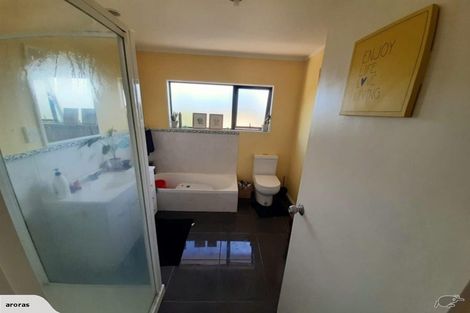 Photo of property in 3/20 Glen Vista Place, Bayview, Auckland, 0629