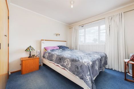 Photo of property in 1 Wakeling Avenue, Te Atatu South, Auckland, 0610