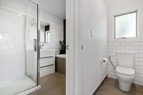 Photo of property in 2/193 Lake Road, Belmont, Auckland, 0622