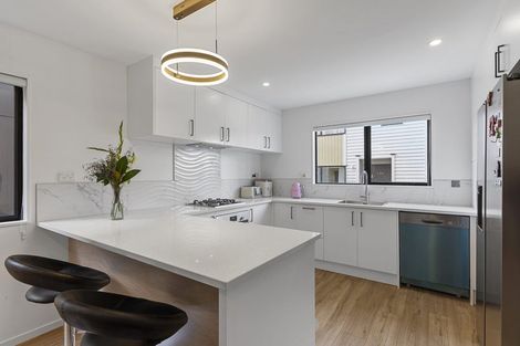 Photo of property in 12e Kelwyn Road, Kelston, Auckland, 0602