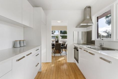Photo of property in 3/166 East Coast Road, Forrest Hill, Auckland, 0620
