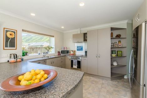 Photo of property in 8 Balmerino Grove, Waikanae, 5036