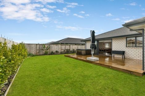 Photo of property in 24 Kaurinui Crescent, One Tree Point, 0118