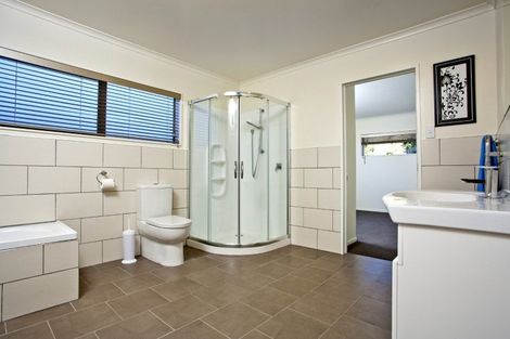 Photo of property in 112 San Marino Drive West, Henderson, Auckland, 0612