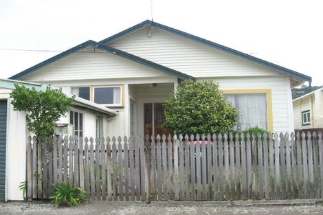 Photo of property in 8 Puru Crescent, Lyall Bay, Wellington, 6022