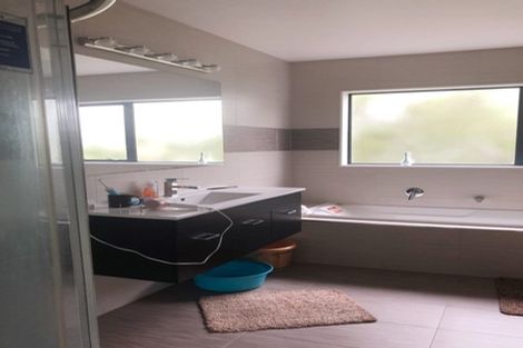 Photo of property in 10b Harrybrook Road, Green Bay, Auckland, 0604