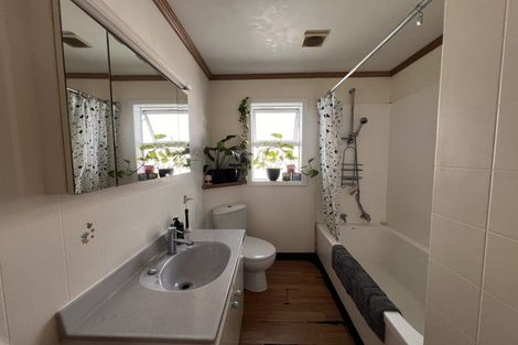 Photo of property in 123 Queens Drive, Lyall Bay, Wellington, 6022