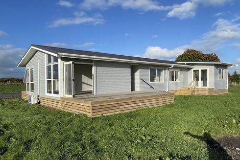 Photo of property in 32 Canal Road West, Waitakaruru, Ngatea, 3576