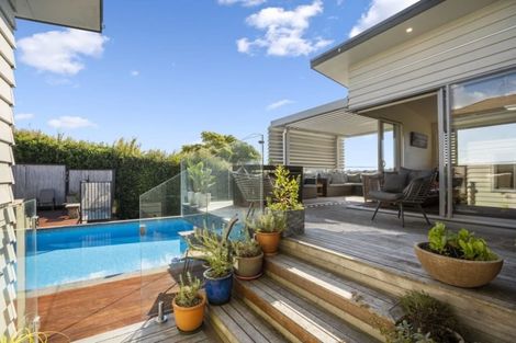 Photo of property in 28 Rothesay Bay Road, Rothesay Bay, Auckland, 0630