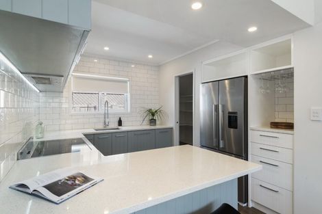 Photo of property in 2/26 Manly Esplanade, Browns Bay, Auckland, 0630