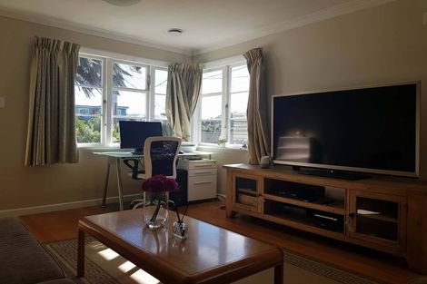 Photo of property in 15 Lyndfield Lane, Newlands, Wellington, 6037