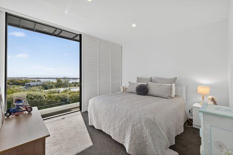 Photo of property in 98 Major Hornbrook Road, Mount Pleasant, Christchurch, 8081