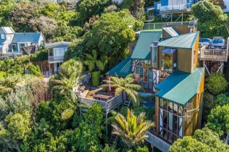 Photo of property in 6 Nakora Road, Karaka Bays, Wellington, 6022