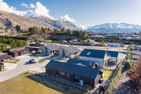 Photo of property in 10 Cleland Close, Wanaka, 9382