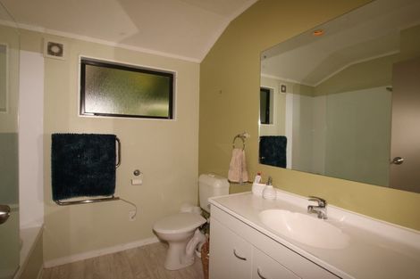 Photo of property in 2/29 Beaudine Avenue, Glenfield, Auckland, 0629