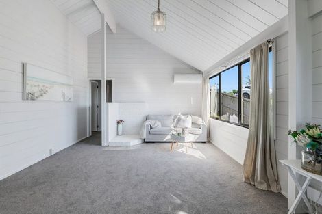 Photo of property in 13 Moffat Road, Red Beach, 0932