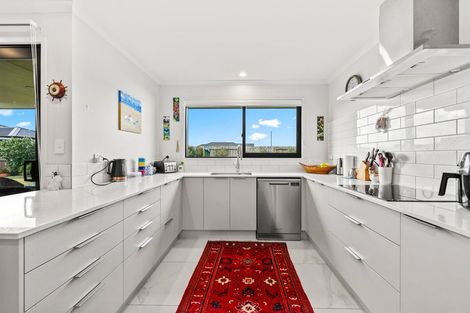 Photo of property in 4 Te Taniwha Road, One Tree Point, 0118