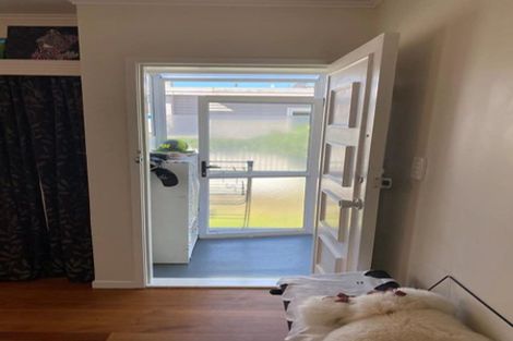 Photo of property in 2/43 Shakespeare Road, Milford, Auckland, 0620