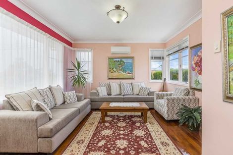 Photo of property in 73 Pupuke Road, Northcote, Auckland, 0627