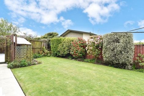 Photo of property in 17 Clivedon Place, Redwood, Christchurch, 8051