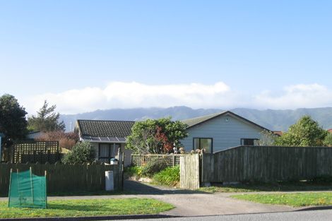 Photo of property in 17 Reeves Street, Waikanae Beach, Waikanae, 5036