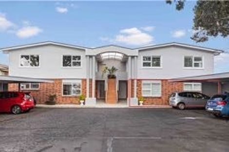 Photo of property in 2/241 Hurstmere Road, Takapuna, Auckland, 0622