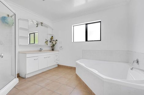 Photo of property in 8 Chardonnay Rise, Henderson, Auckland, 0612