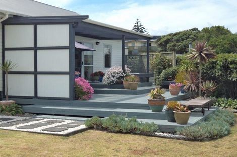 Photo of property in 4 Centreway Road, Port Waikato, Tuakau, 2695