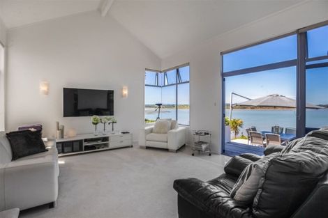 Photo of property in 7 Gigi Place, Conifer Grove, Takanini, 2112